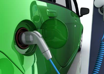 Auto eléctrico verde cargándose en el hogar con cargador para autos eléctricos de Nivel 2